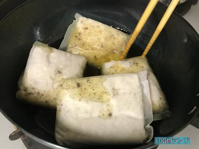 油にダイソーのキッチン用品「油吸収パット（日本製）」を4個入れた様子