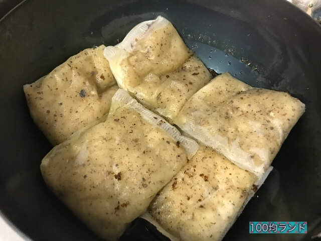 油にダイソーのキッチン用品「油吸収パット（日本製）」5個入れて待つと全ての油が吸い取れた