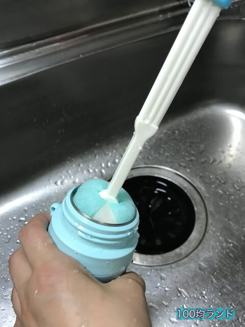 ダイソーのキッチン用品「コップボトル洗い（2段階伸縮タイプ）」で水筒を洗っている